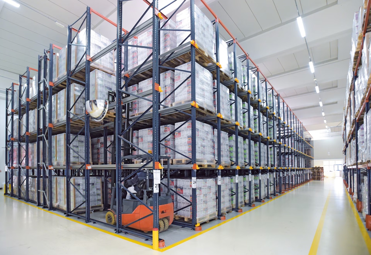 Drive-in pallet rack lanes with continuous rails